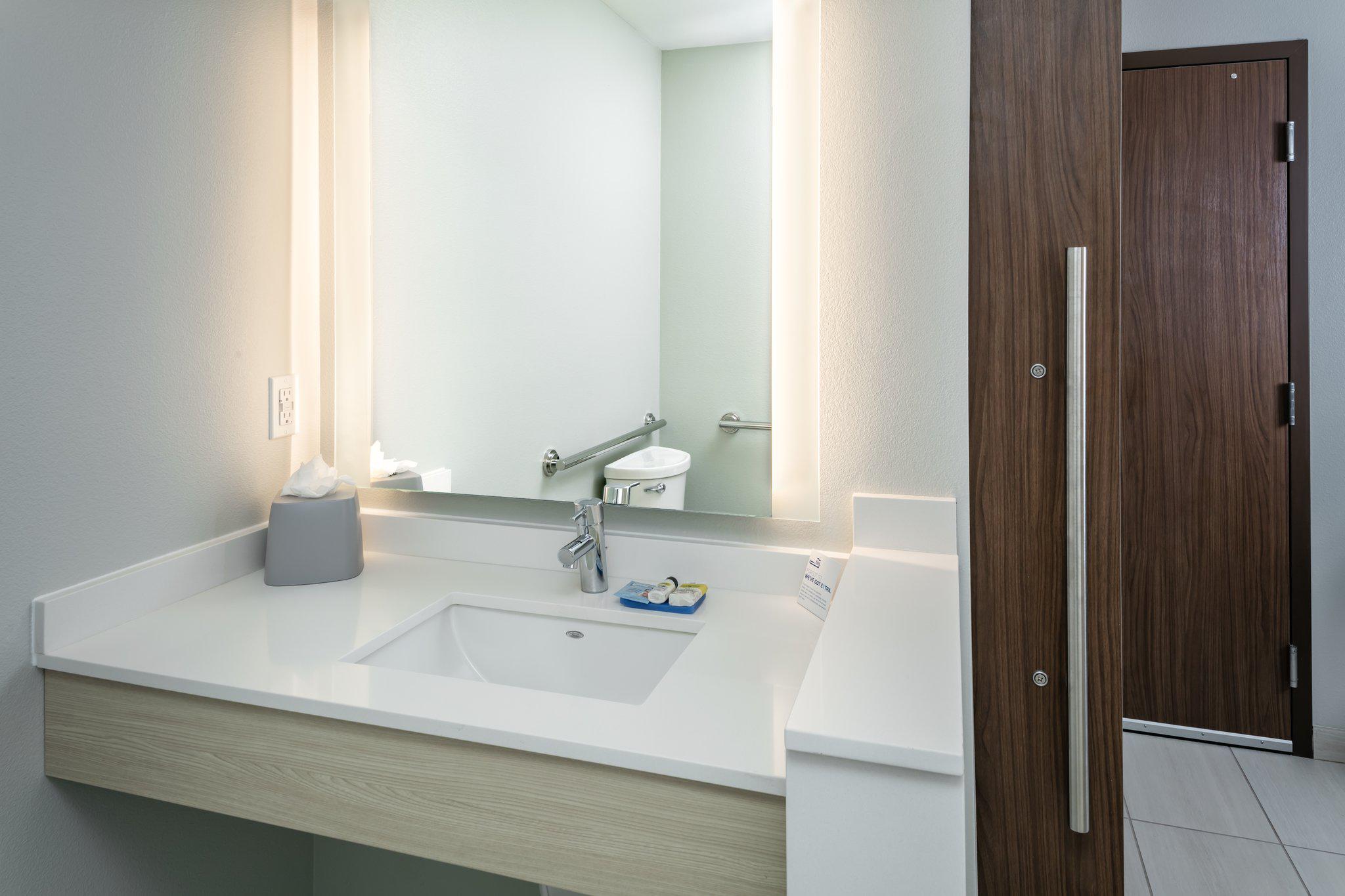 Фото Holiday Inn Express & Suites Bend South, an Ihg Hotel