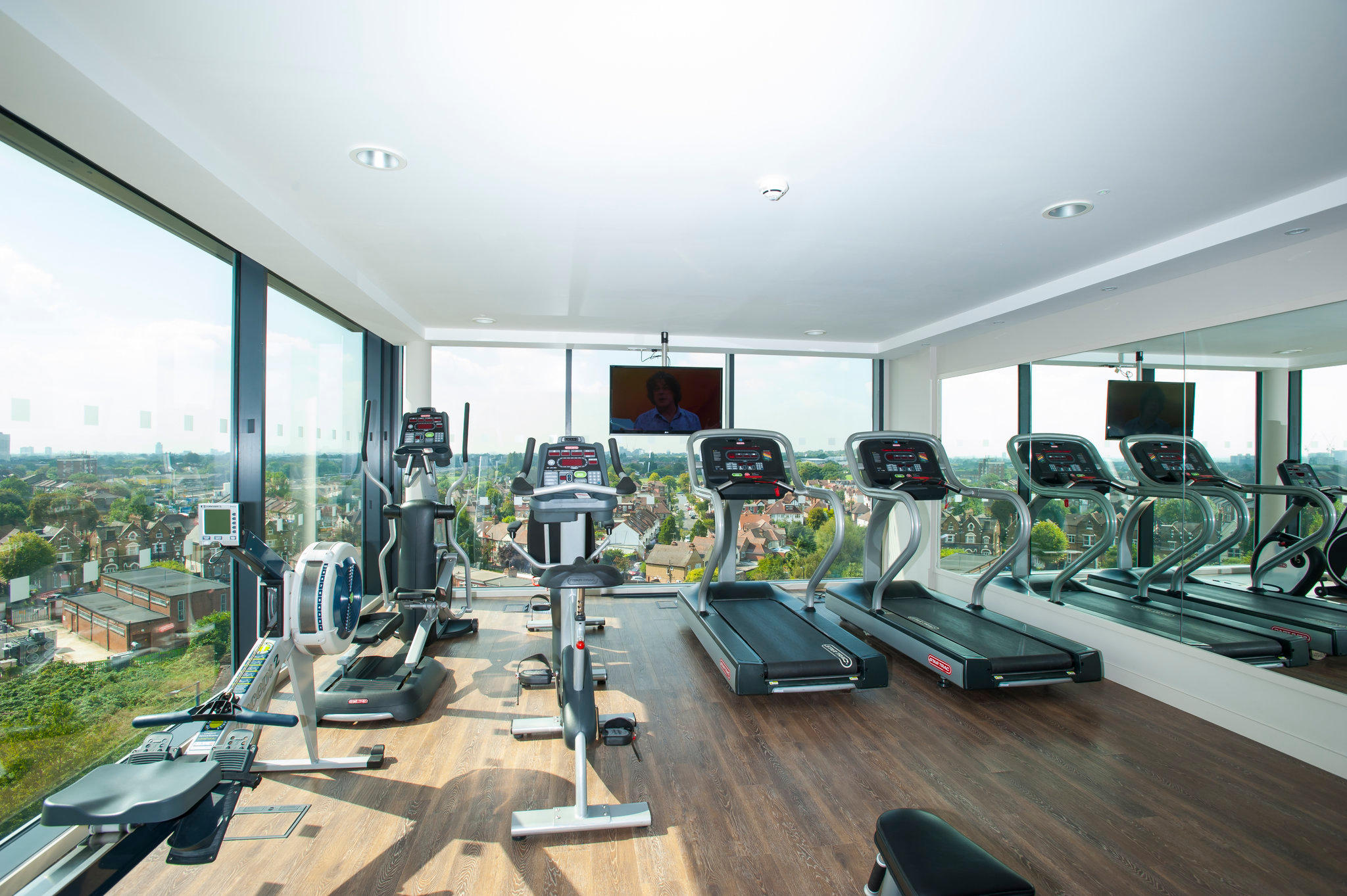 Фото Holiday Inn London - West, an Ihg Hotel