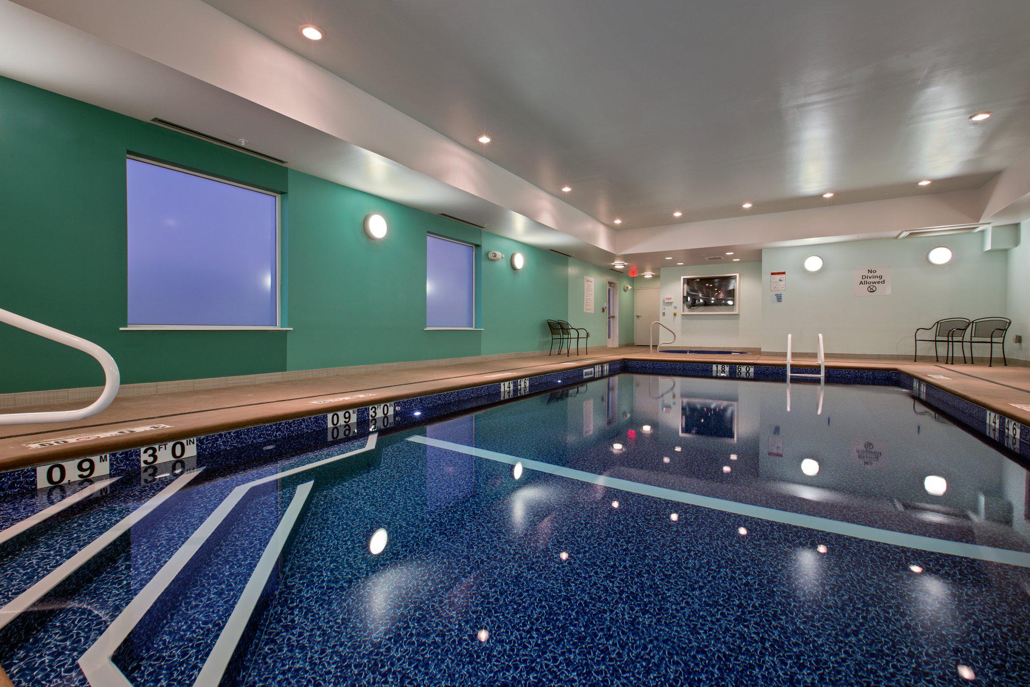 Фото Holiday Inn Express Hotel & Suites, Carlisle-Harrisburg Area, an Ihg Hotel