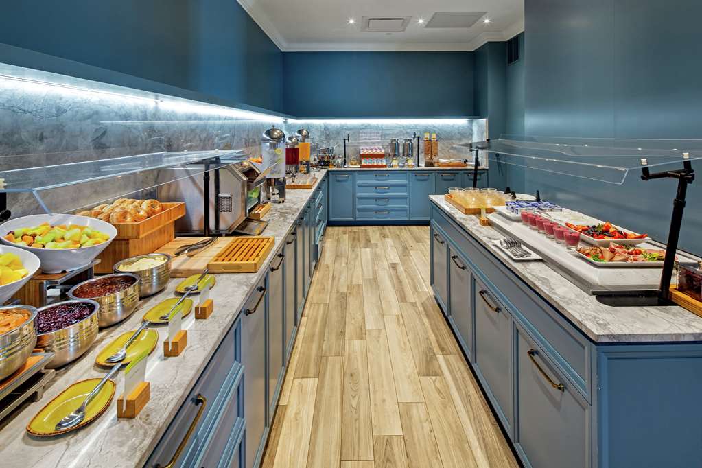 Фото DoubleTree by Hilton Toronto Airport