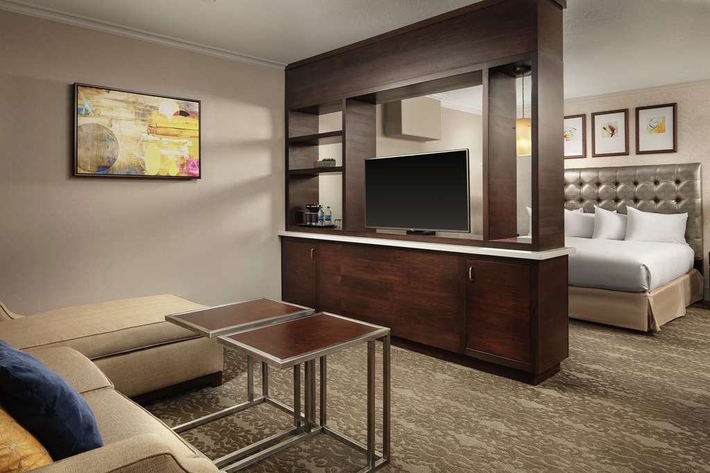 Фото DoubleTree by Hilton Claremont