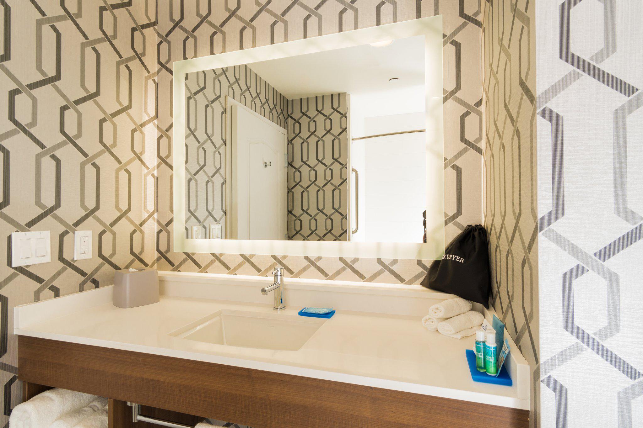 Фото Holiday Inn Express Hotel & Suites Hollywood Walk of Fame, an IHG Hotel