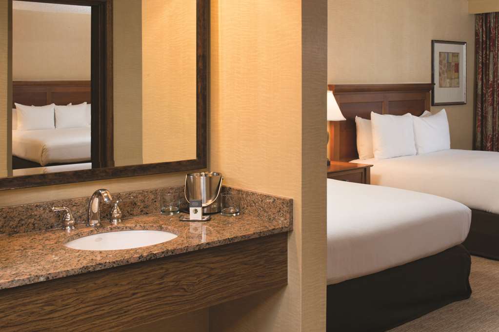 Фото Doubletree by Hilton Seattle Airport
