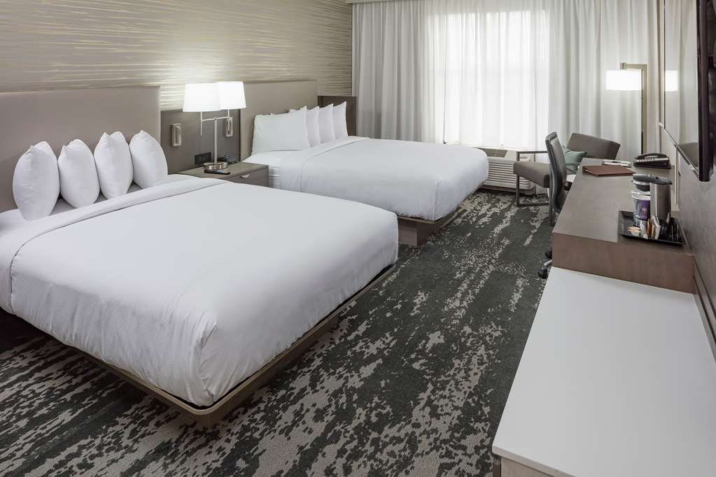 Фото Doubletree by Hilton Boston Logan Airport Chelsea