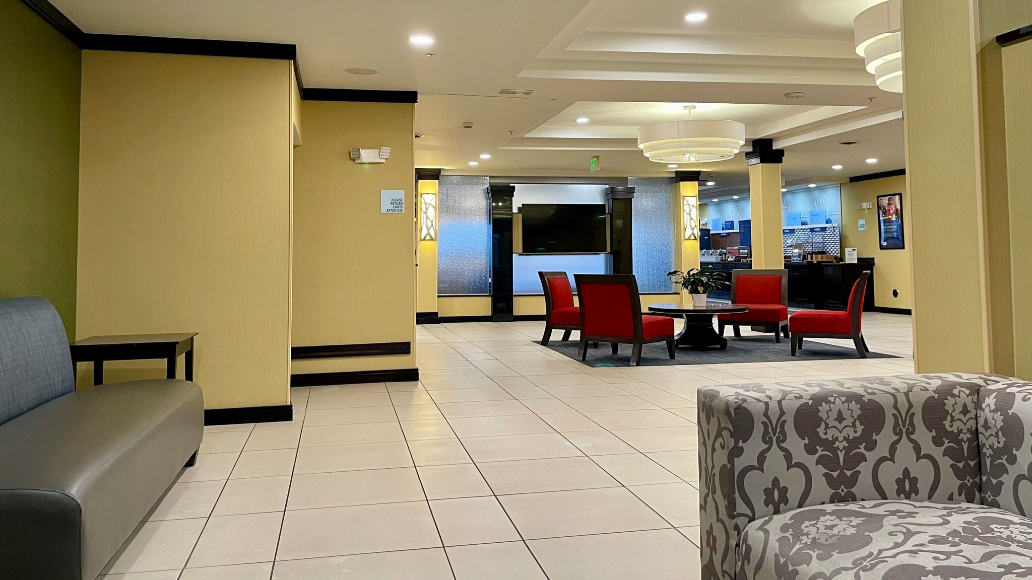 Фото Holiday Inn Express & Suites Detroit North - Troy, an Ihg Hotel