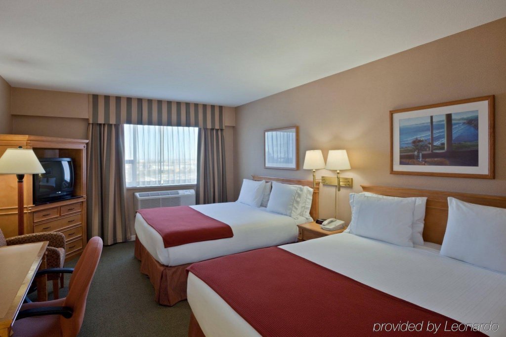 Фото Holiday Inn Express Vancouver Airport Richmond