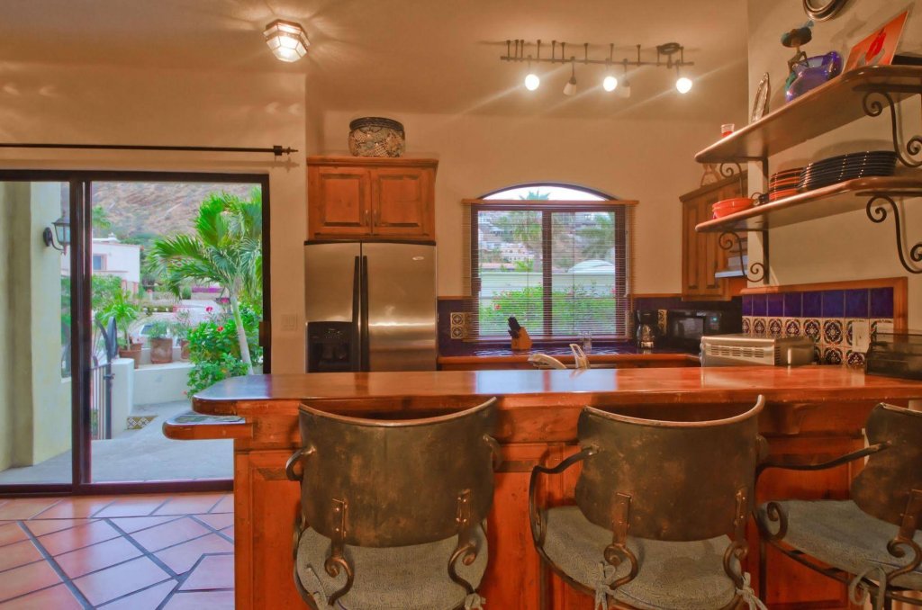 Фото Steps to Shopping, Dining, & Nightlife: Villa de Tres Hermanas