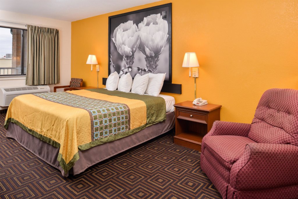 Фото Super 8 by Wyndham Seguin