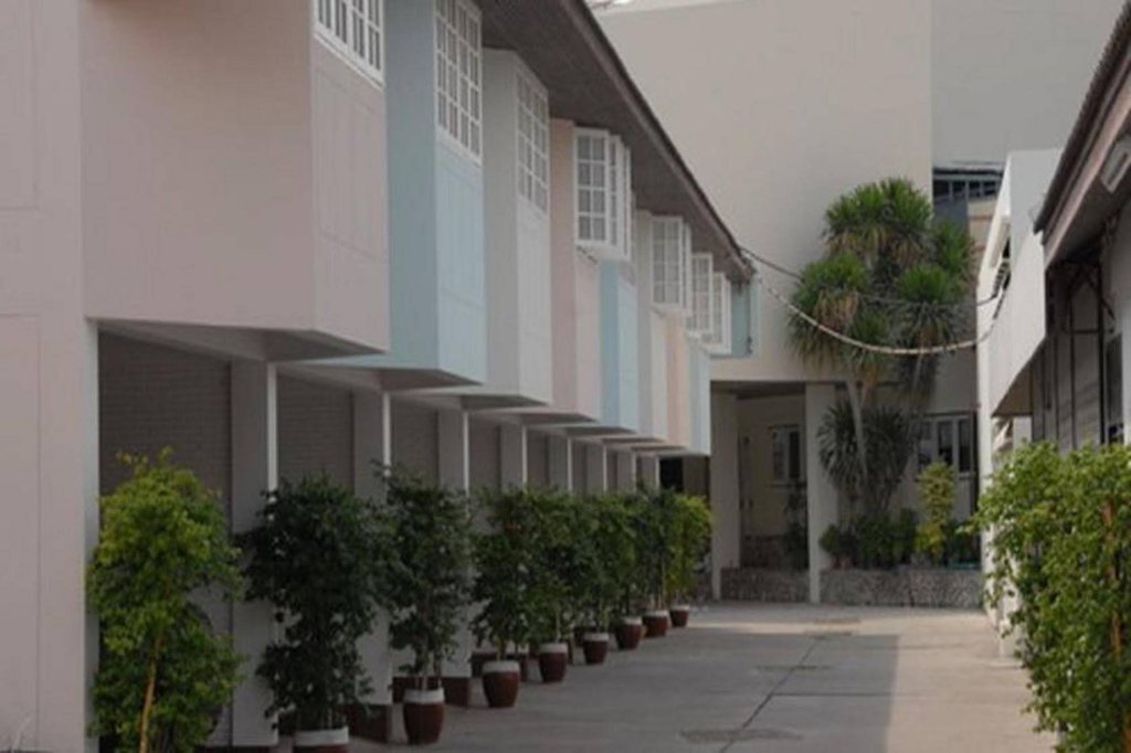 Фото Bangsaen Villa Hotel