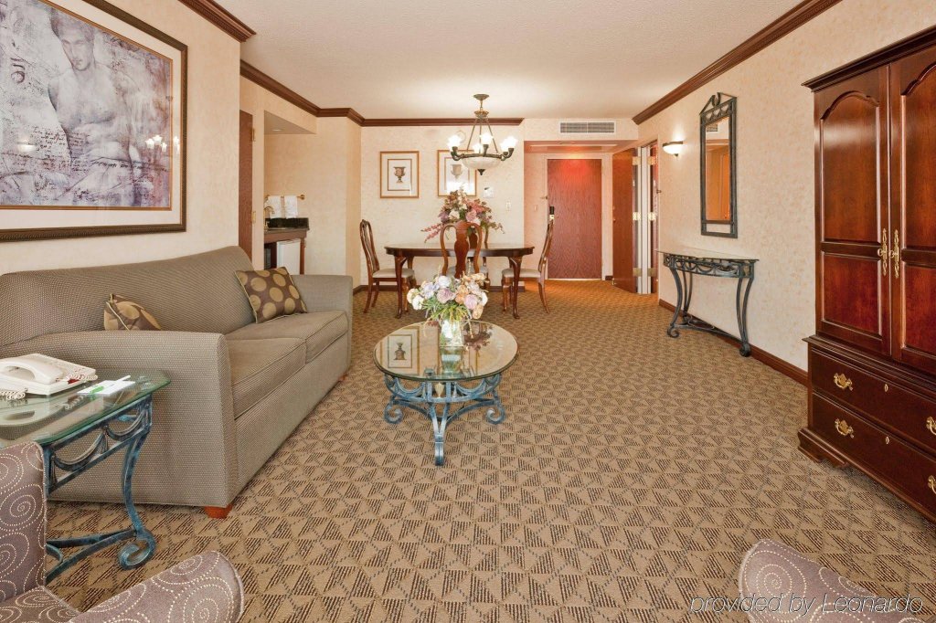 Фото Holiday Inn University Plaza-Bowling Green, an Ihg Hotel