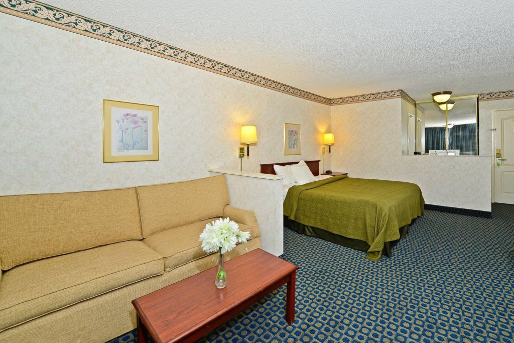 Фото Days Inn by Wyndham Indio