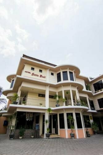 Гостиница The Sun Hotel Madiun в Мадиуне