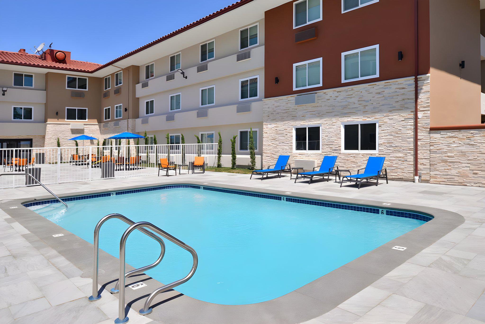 Фото Holiday Inn Express Santa Rosa North, an Ihg Hotel