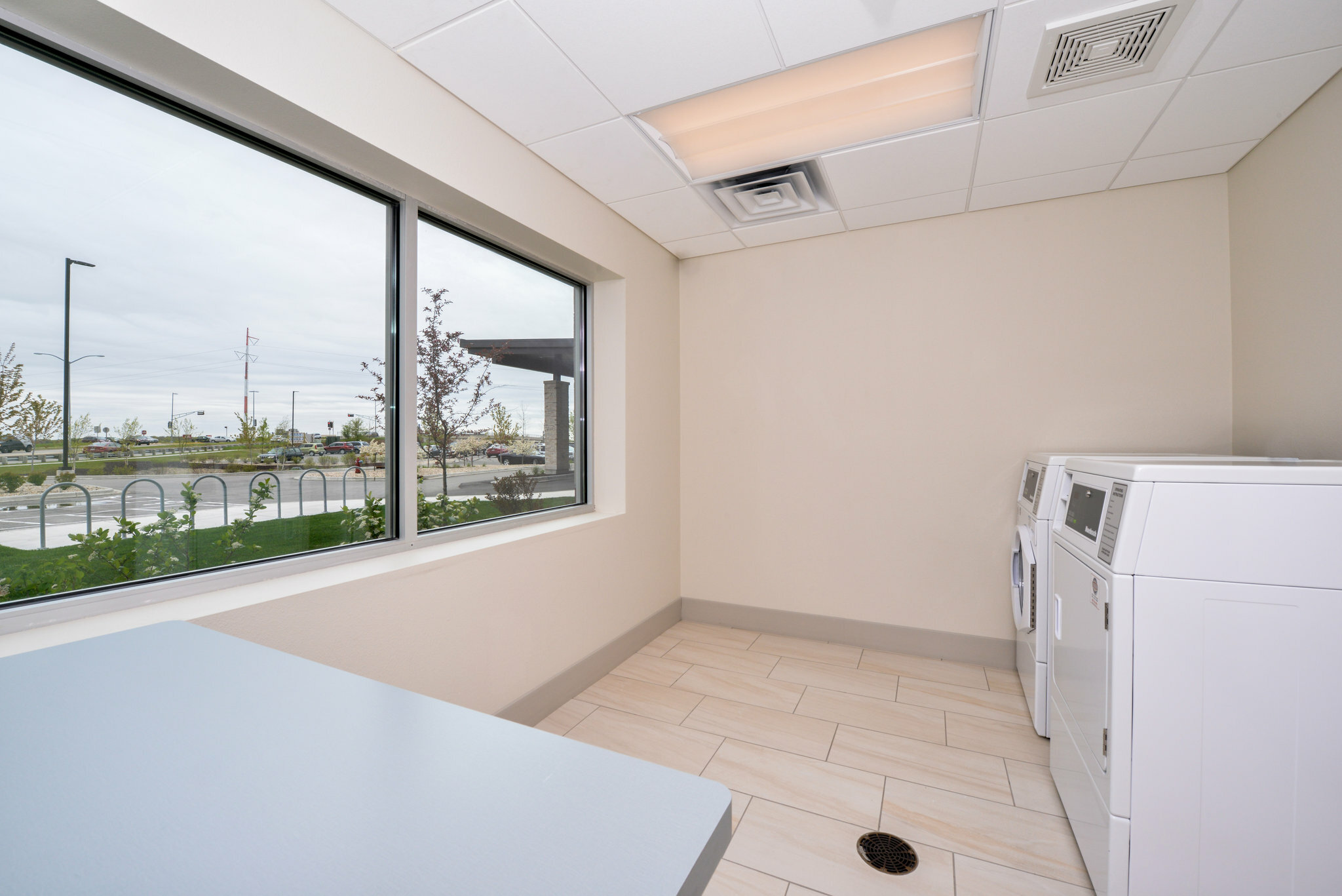 Фото Holiday Inn Express & Suites Madison, an Ihg Hotel