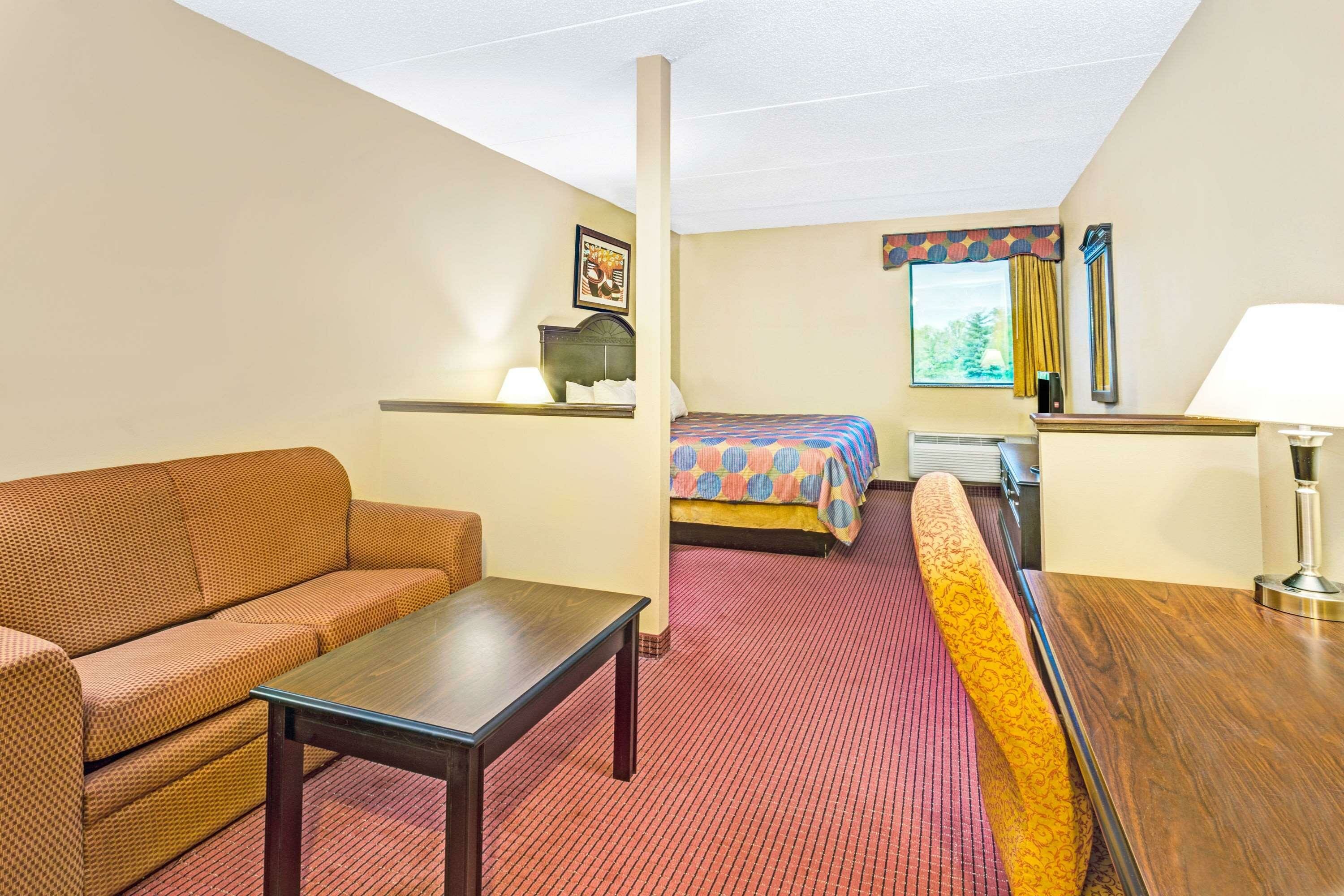 Фото Days Inn & Suites by Wyndham Jeffersonville In