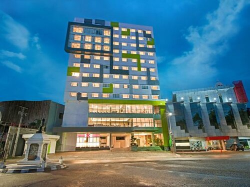 Внешний вид отеля Whiz Prime Hotel Hasanuddin Makassar в Макасаре, фото 1
