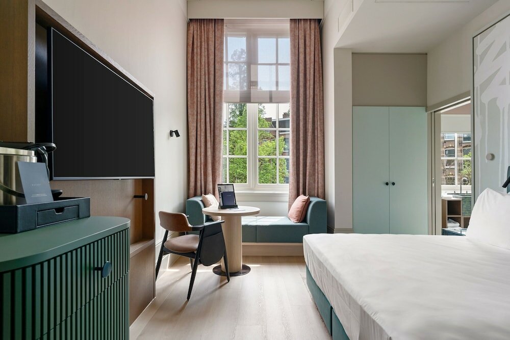 Фото The College Hotel