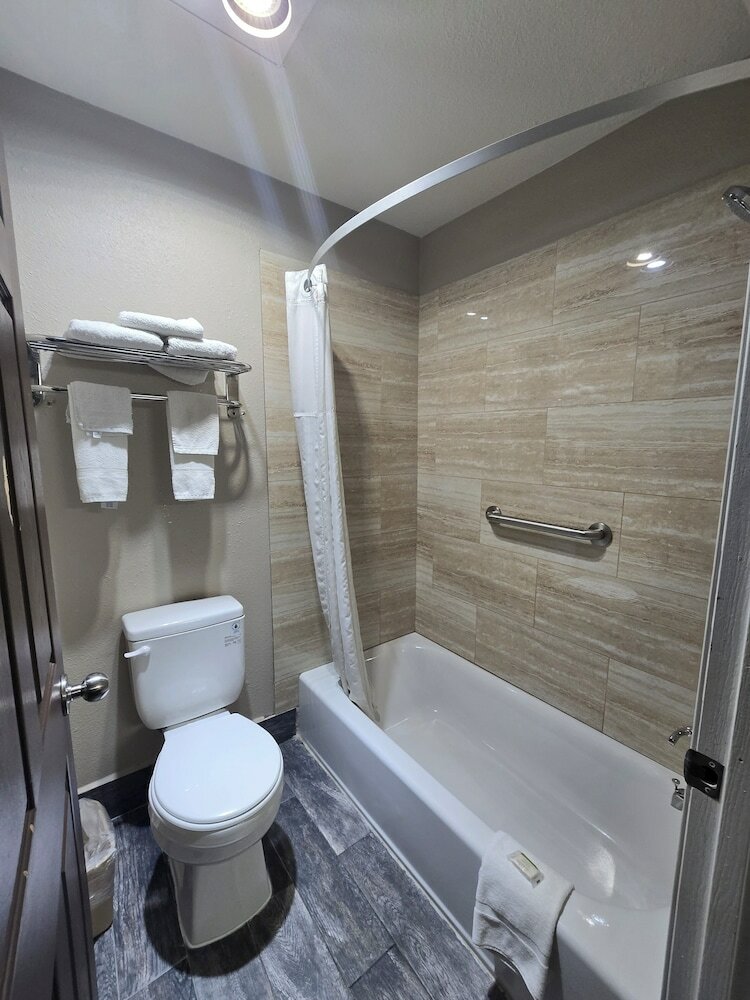 Фото Super 8 by Wyndham Kansas City