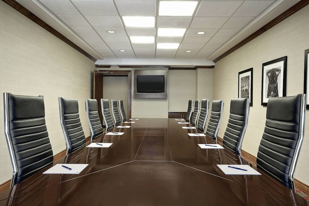 Фото Four Points by Sheraton Calgary Airport