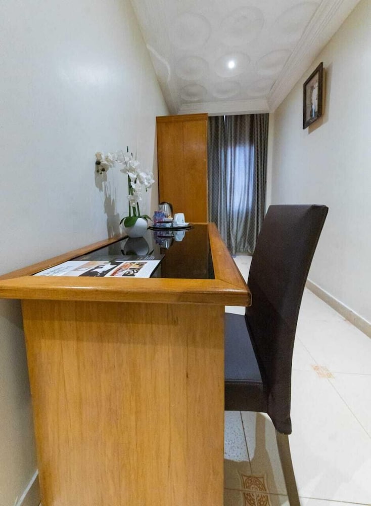 Фото Airport West Hotel