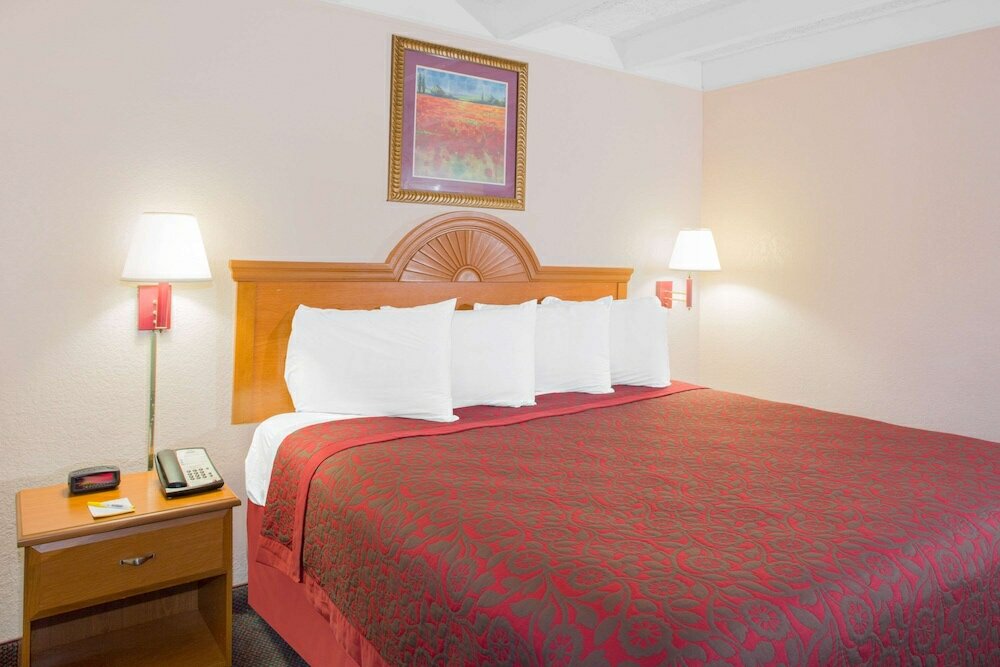 Фото Days Inn by Wyndham Tallahassee University Center