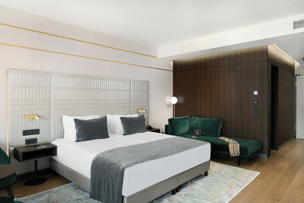 Фото Emerald Hotel & Suites 