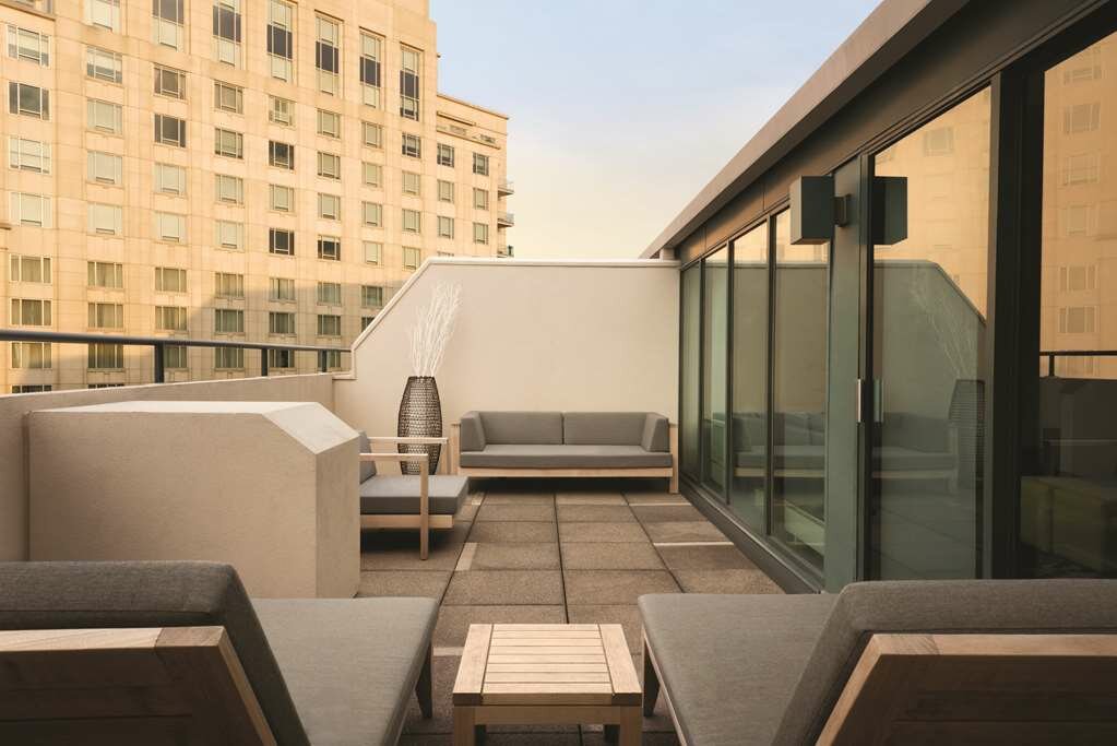 Фото Embassy Suites Indianapolis Downtown