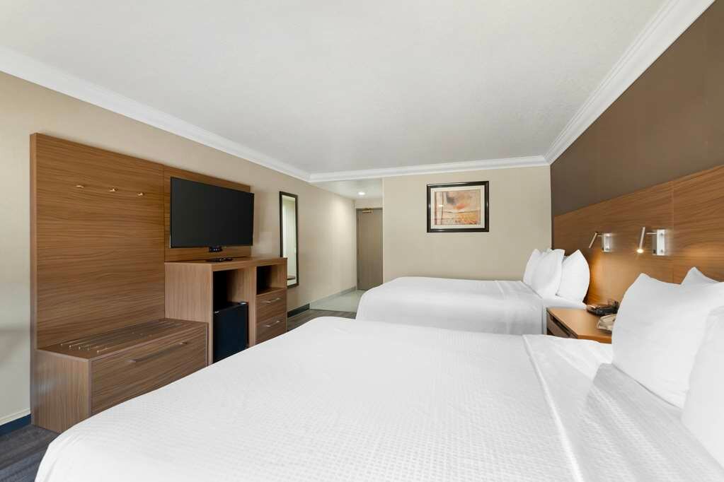 Фото Best Western Plus Newport Mesa Inn