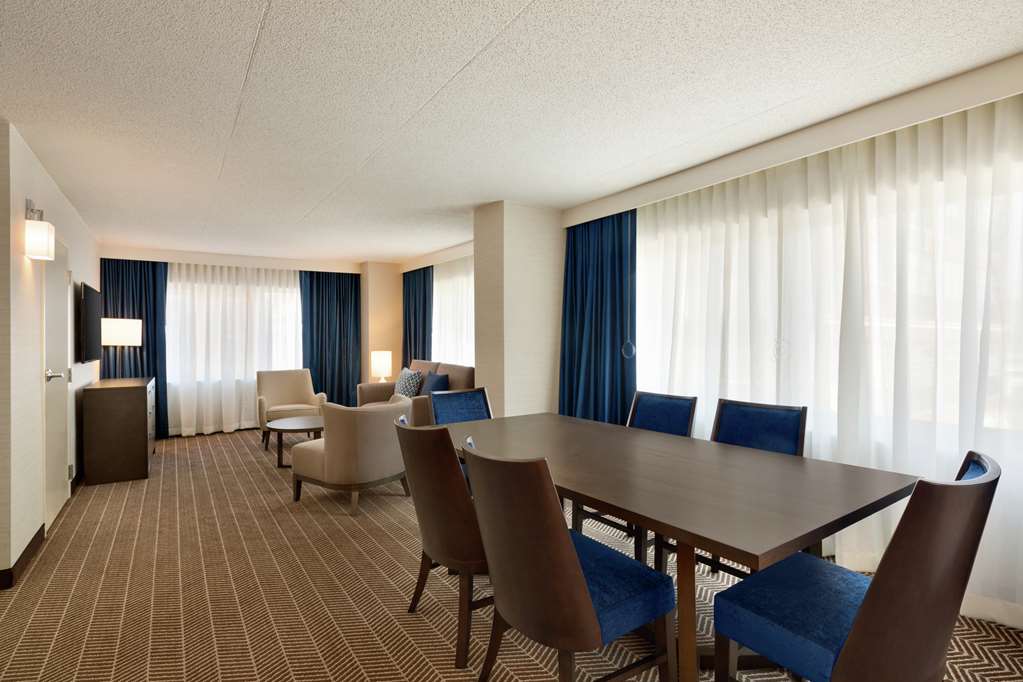 Фото Embassy Suites by Hilton Boston at Logan Airport