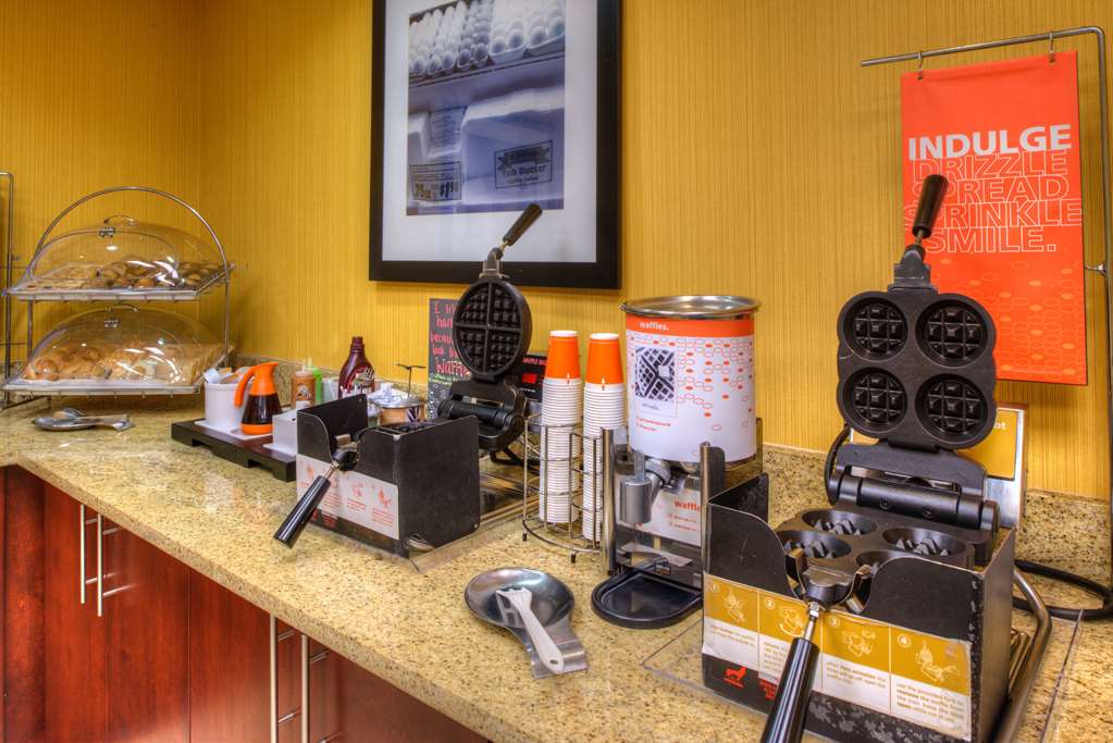 Фото Hampton Inn & Suites Ontario