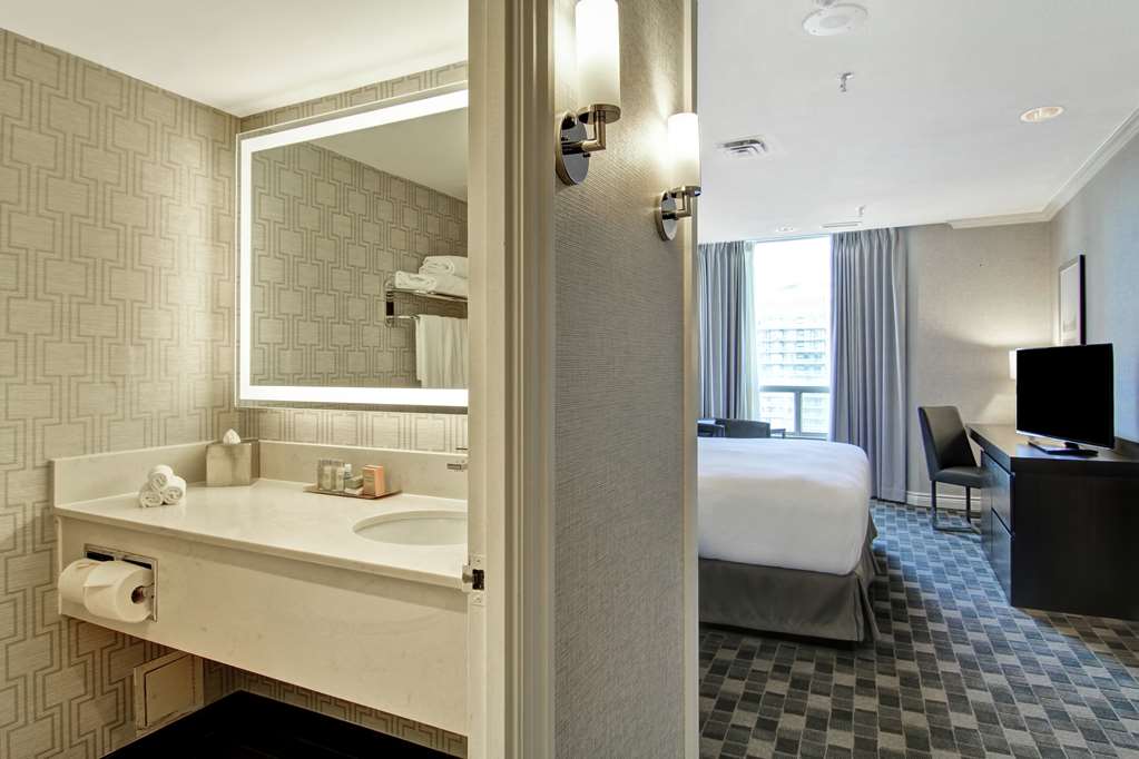 Фото DoubleTree by Hilton Hotel Toronto Downtown