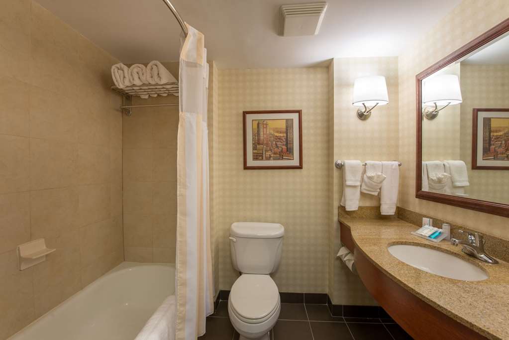 Фото Hilton Garden Inn Manchester Downtown