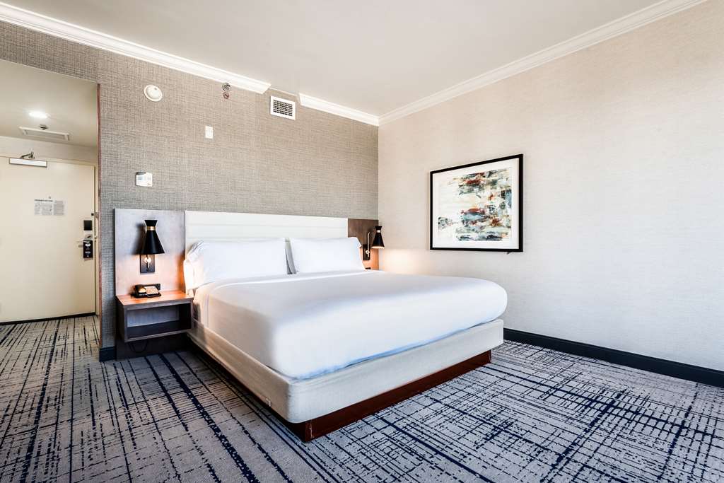 Фото DoubleTree by Hilton South Charlotte Tyvola