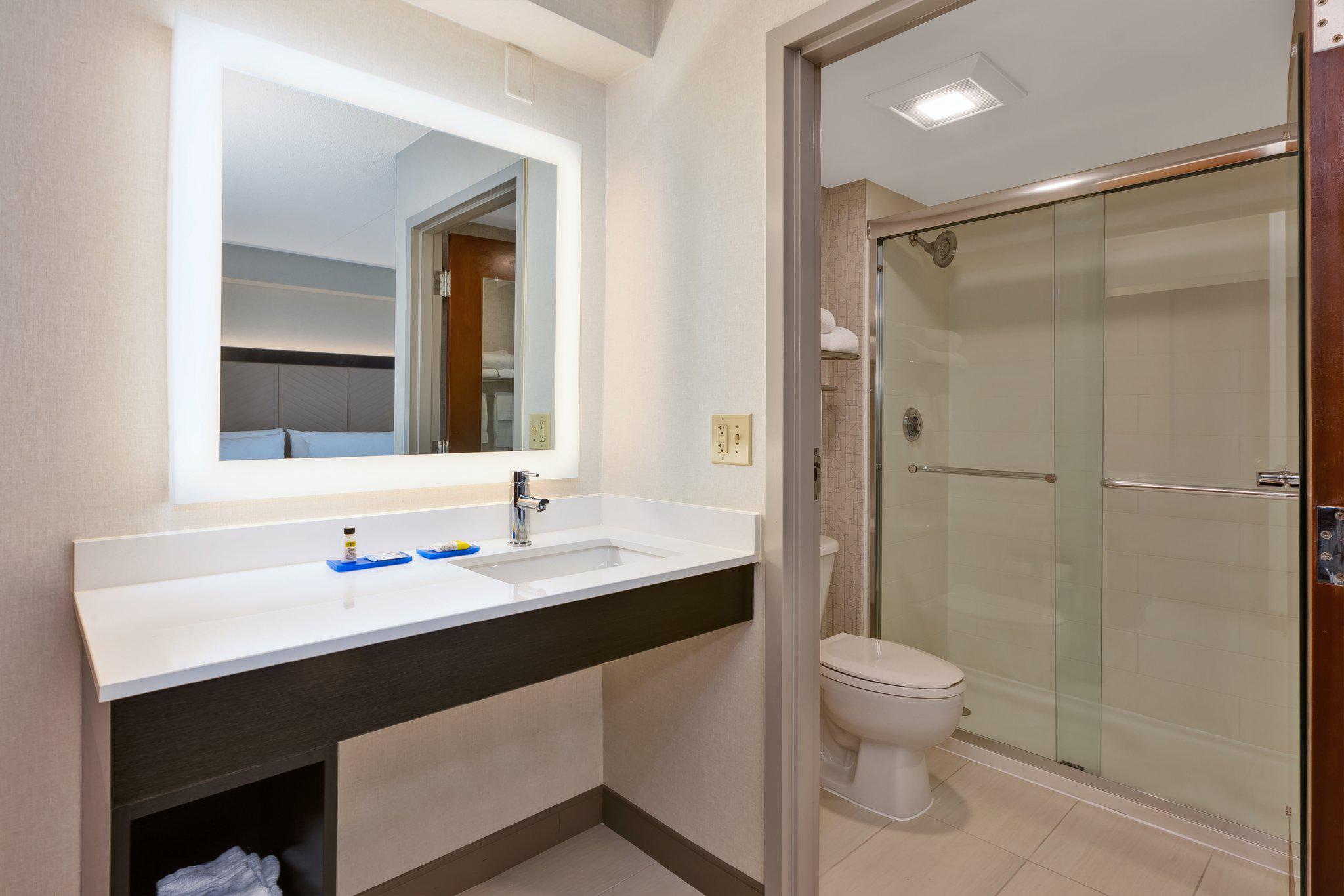 Фото Holiday Inn Express & Suites Blacksburg - University Area, an Ihg Hotel