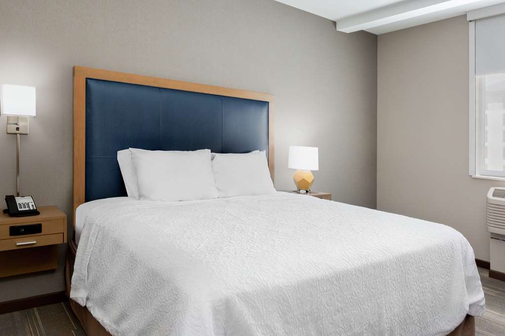 Фото Hampton Inn & Suites San Diego Airport Liberty Station