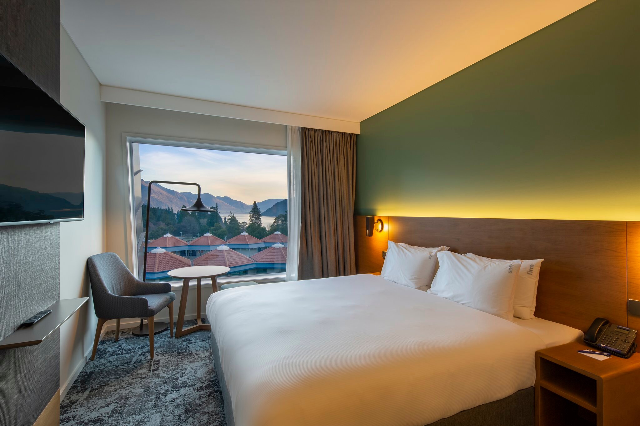 Фото Holiday Inn Express & Suites Queenstown, an Ihg Hotel