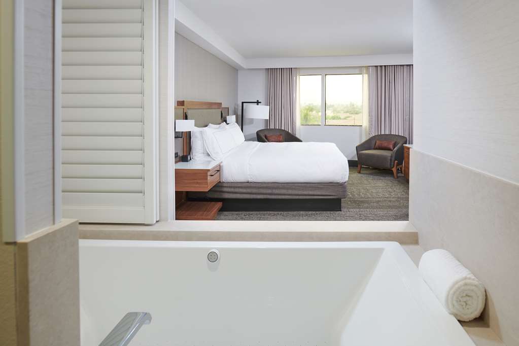 Фото DoubleTree by Hilton Fullerton