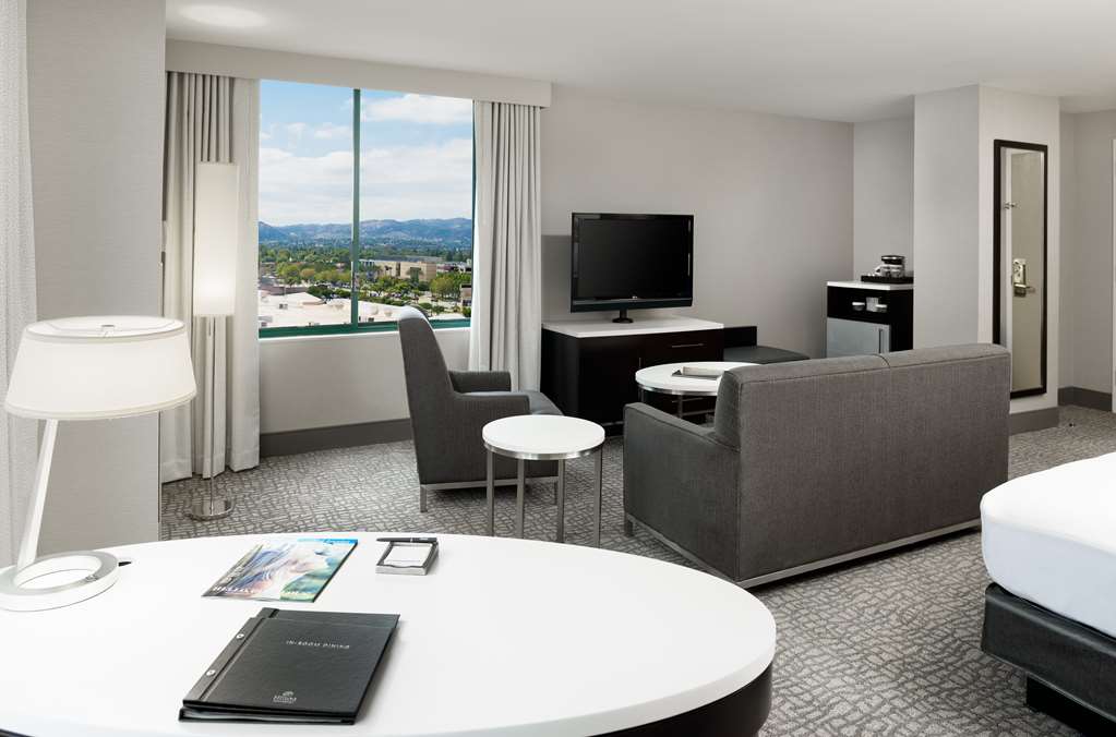 Фото Hilton Woodland Hills/Los Angeles