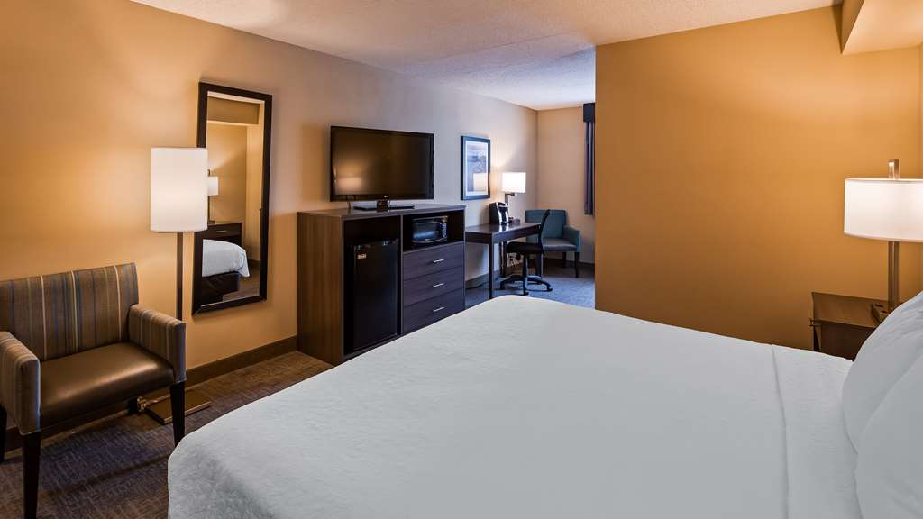 Фото Best Western East Towne Suites