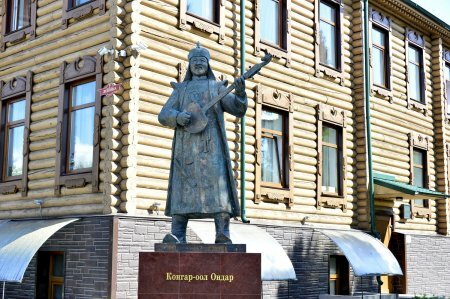 Жанровая скульптура Памятник Конгар-оол Ондару, Кызыл, фото