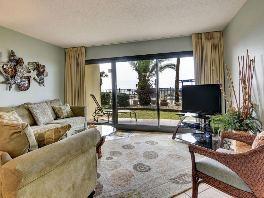 Фото Commodore Resort by Book That Condo