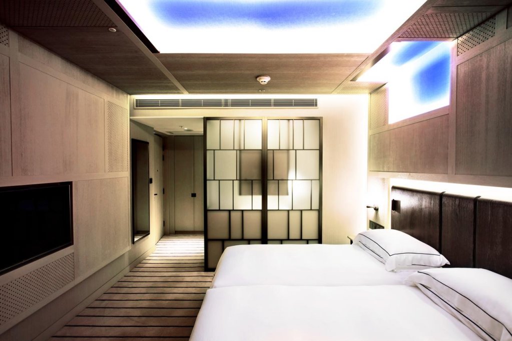 Фото The Emperor Hotel