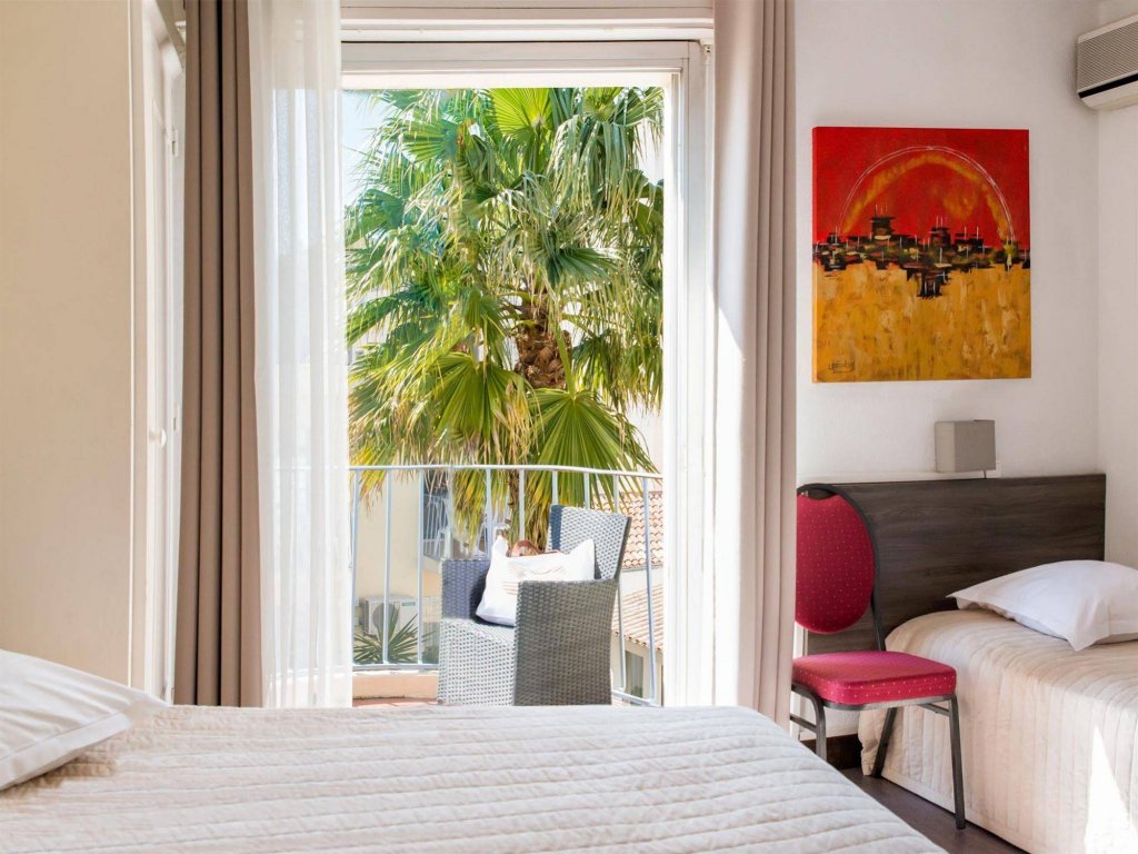 Фото отеля 2