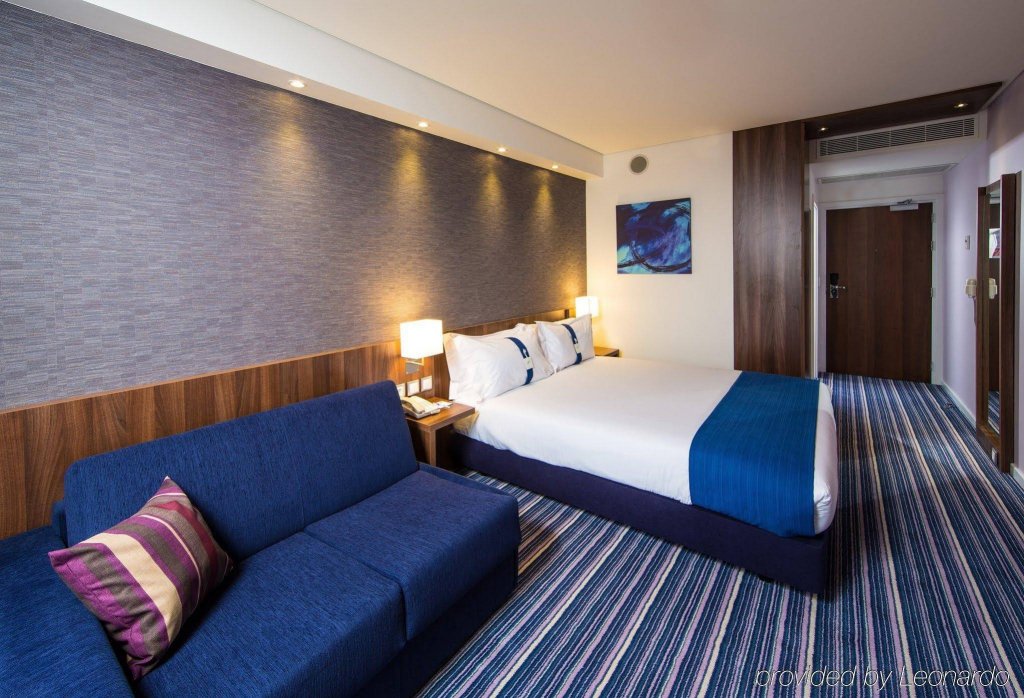 Фото Holiday Inn Express Lisbon Alfragide, an Ihg Hotel