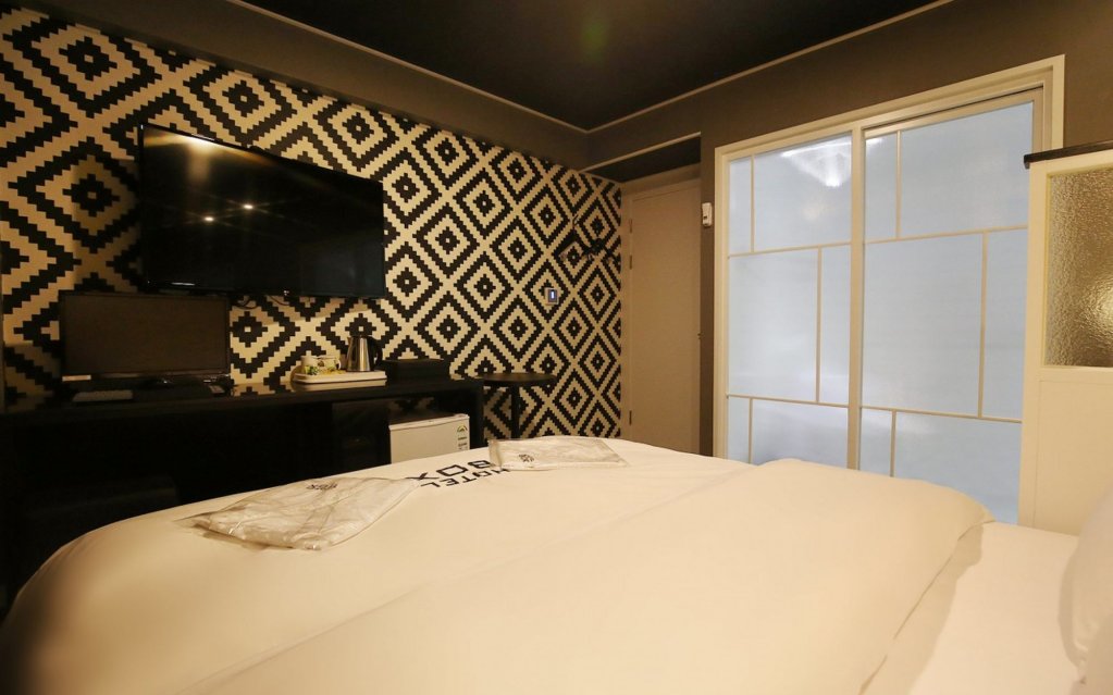 Фото Sintanjin Hotel Box Daejeon