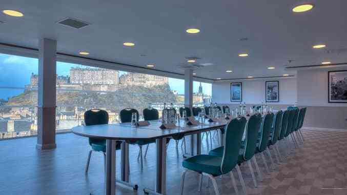 Фото DoubleTree by Hilton Edinburgh City Centre