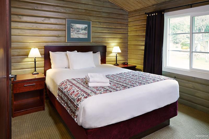 Фото Harrison Lake Hotel