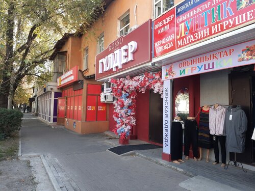 Ол сатушы әйелді киім-кешек бөлмесінде жыныстық қатынасқа түсуге азғырған.