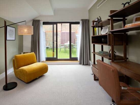 Фото Monarch House Serviced Apartments