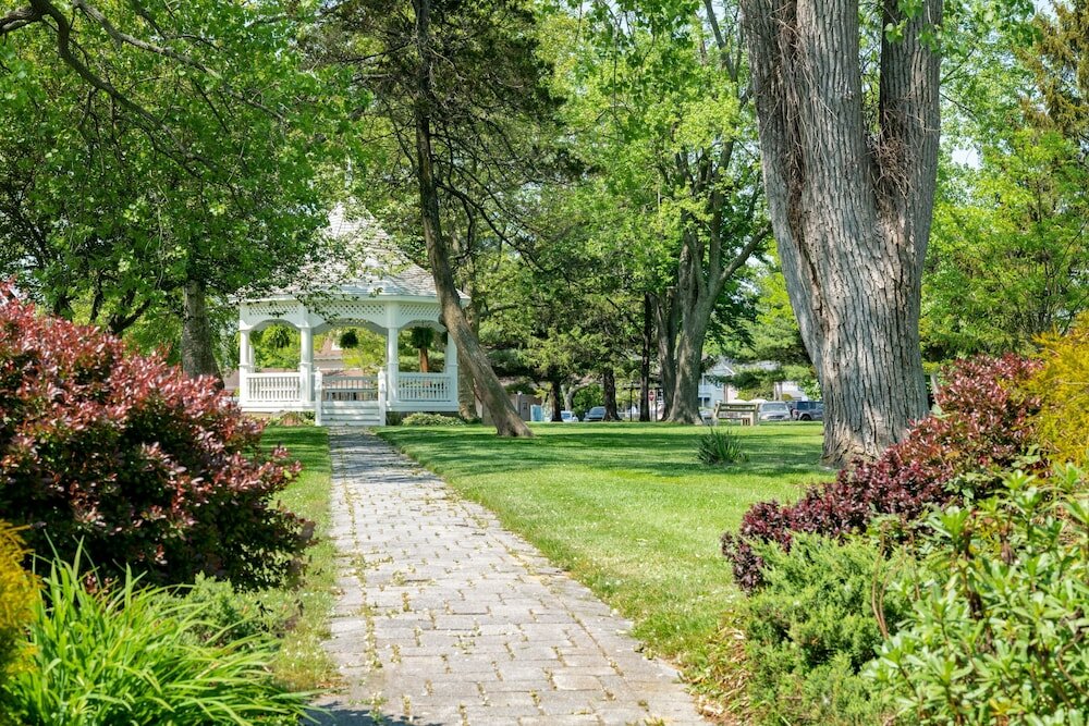 Фото Chateau Inn and Suites